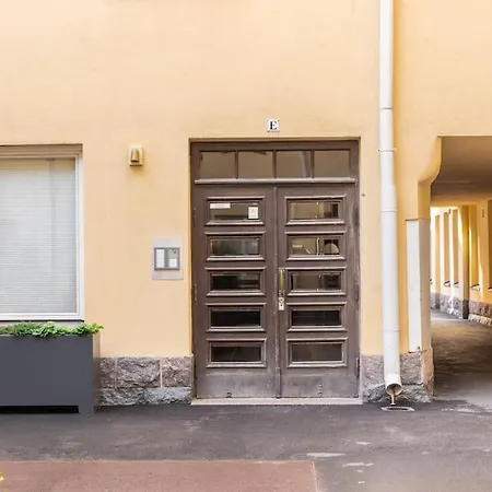 Huoneisto Spacious On Tranquil Courtyard