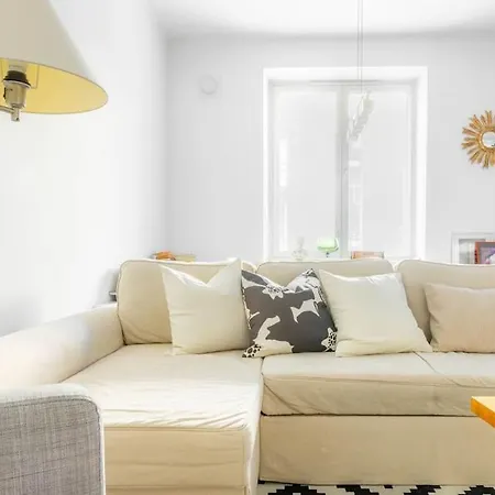Huoneisto Spacious On Tranquil Courtyard *