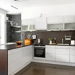 Spacious On Tranquil Courtyard Apartament *