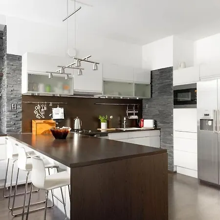 Spacious On Tranquil Courtyard דירה *