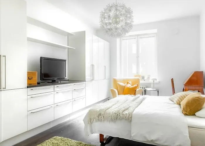 Huoneisto Spacious On Tranquil Courtyard