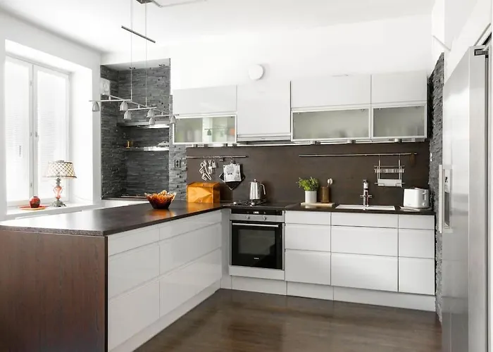 Spacious On Tranquil Courtyard Apartment *