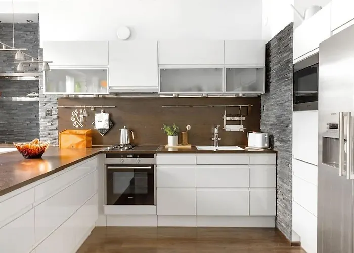 Spacious On Tranquil Courtyard Apartment *