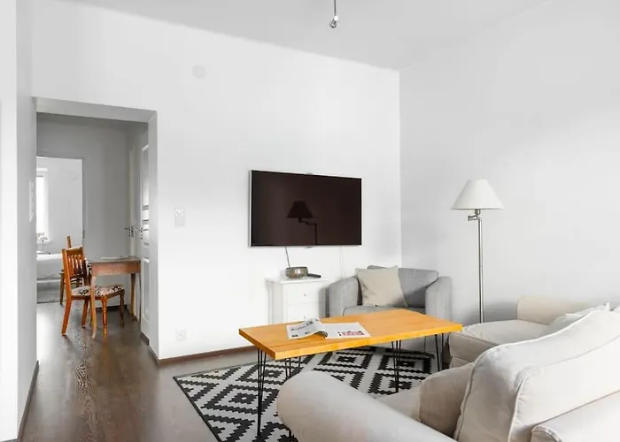 Spacious On Tranquil Courtyard *