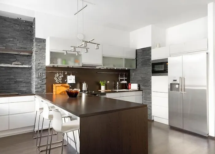 Spacious On Tranquil Courtyard Apartment *