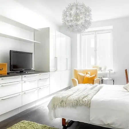 Huoneisto Spacious On Tranquil Courtyard
