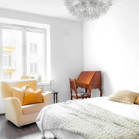 Spacious On Tranquil Courtyard Daire